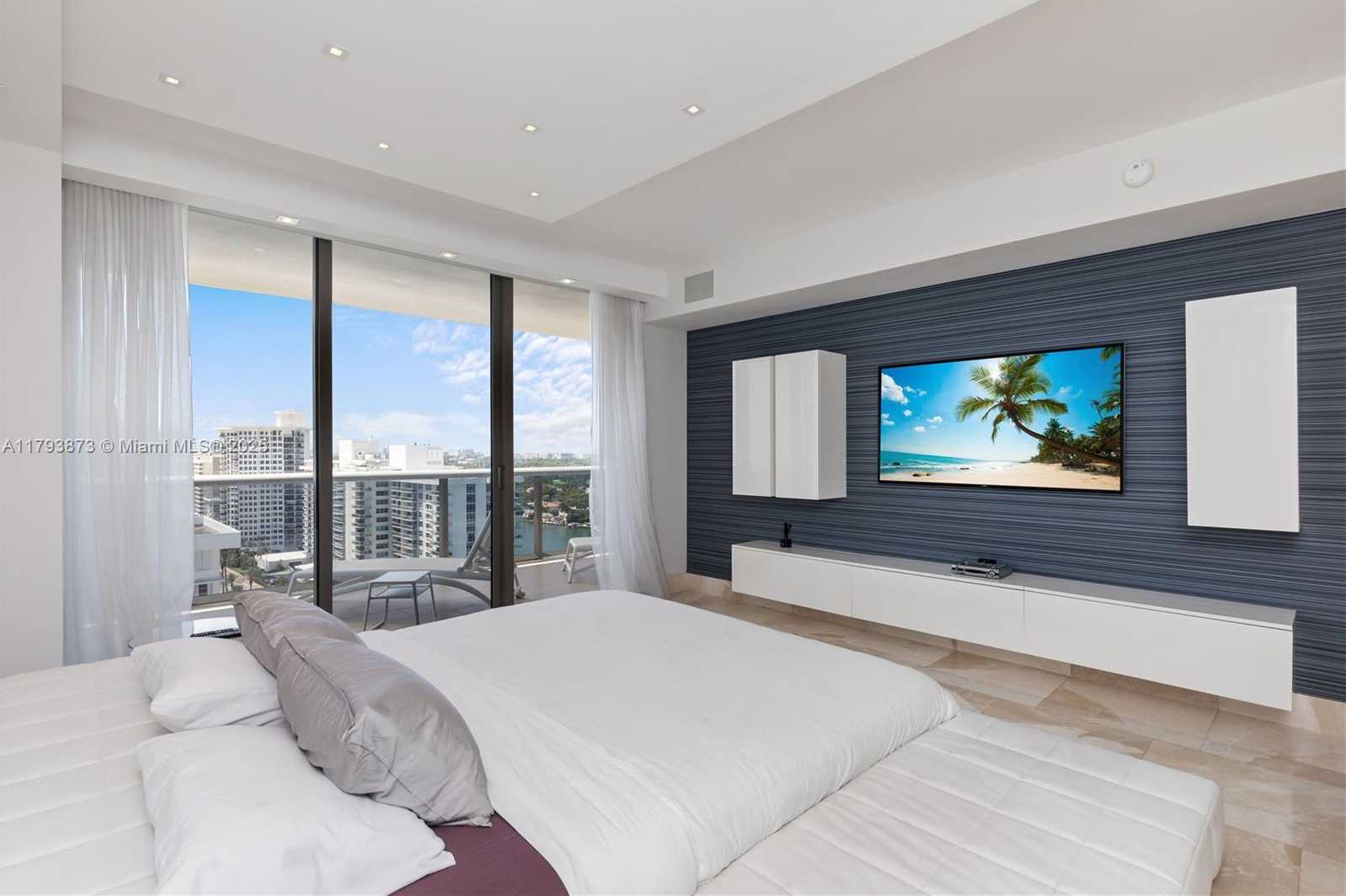 Small Image of 5875 COLLINS AVE #1908, Miami Beach Number 19