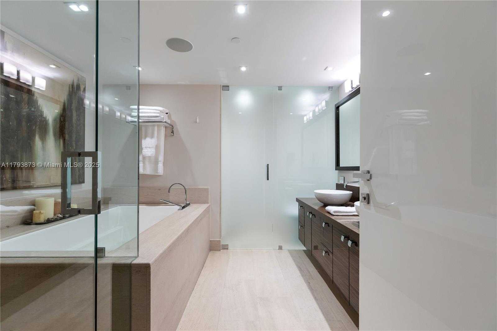 Small Image of 5875 COLLINS AVE #1908, Miami Beach Number 23