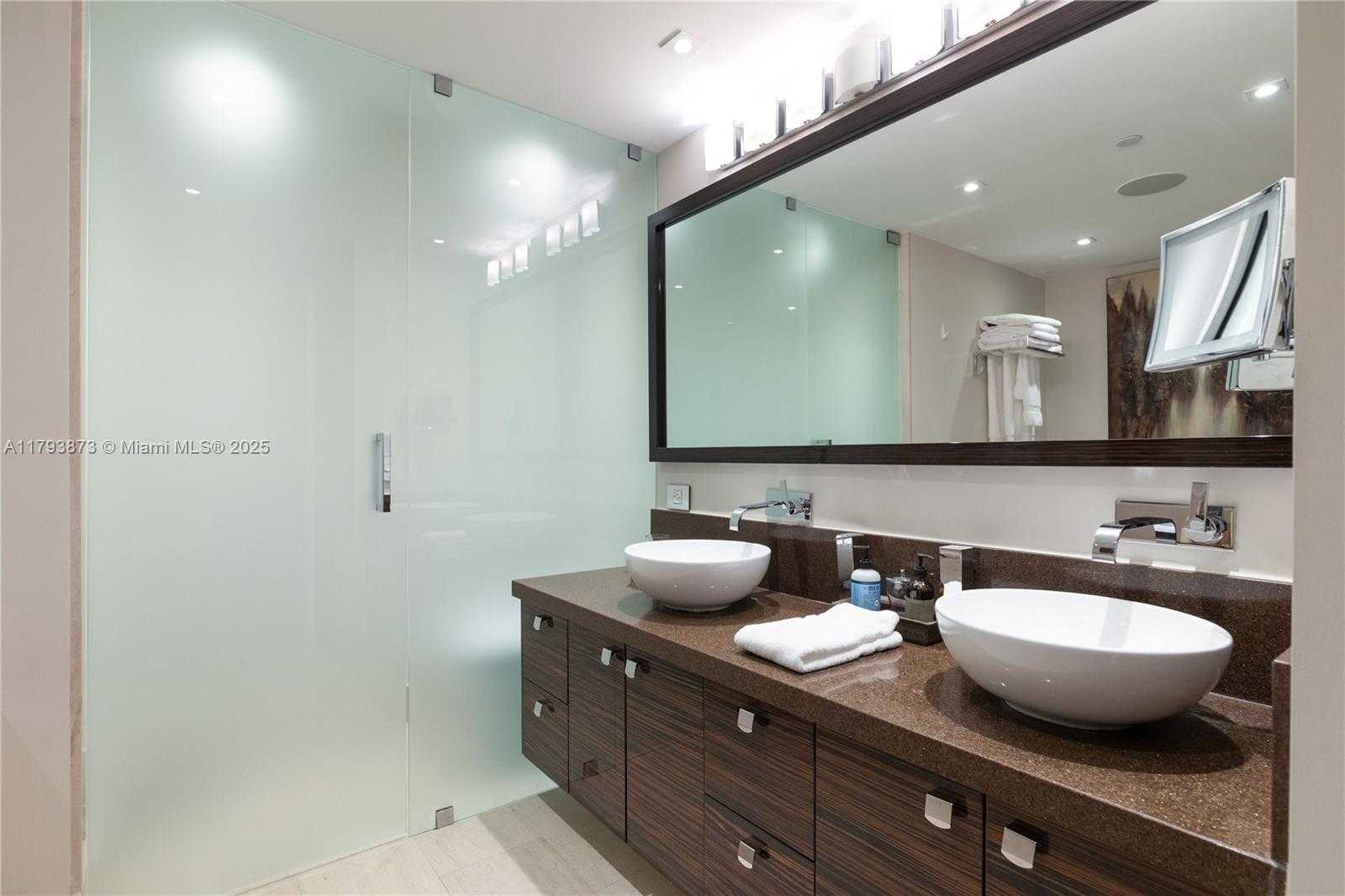 Small Image of 5875 COLLINS AVE #1908, Miami Beach Number 24