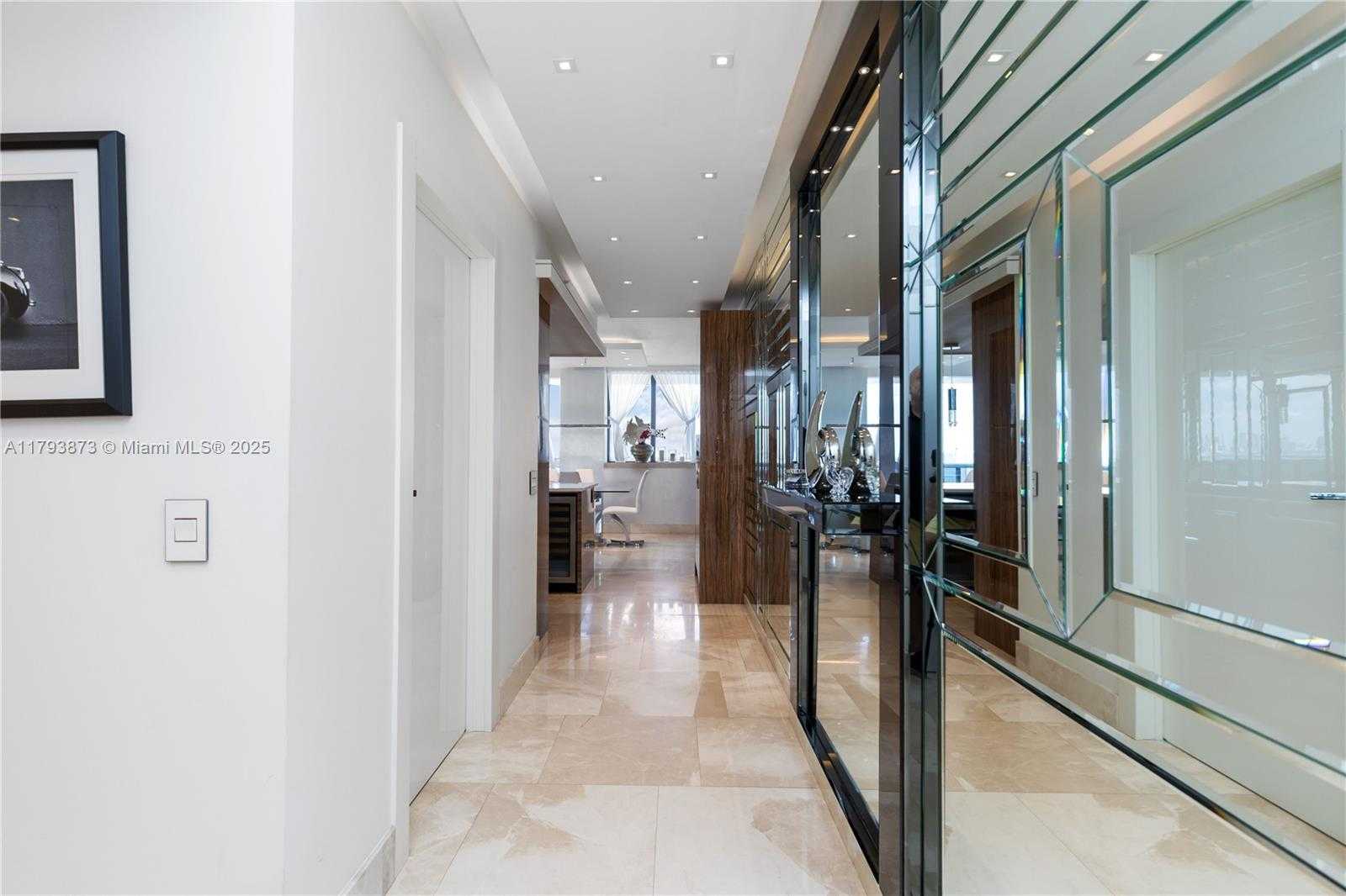 Small Image of 5875 COLLINS AVE #1908, Miami Beach Number 30