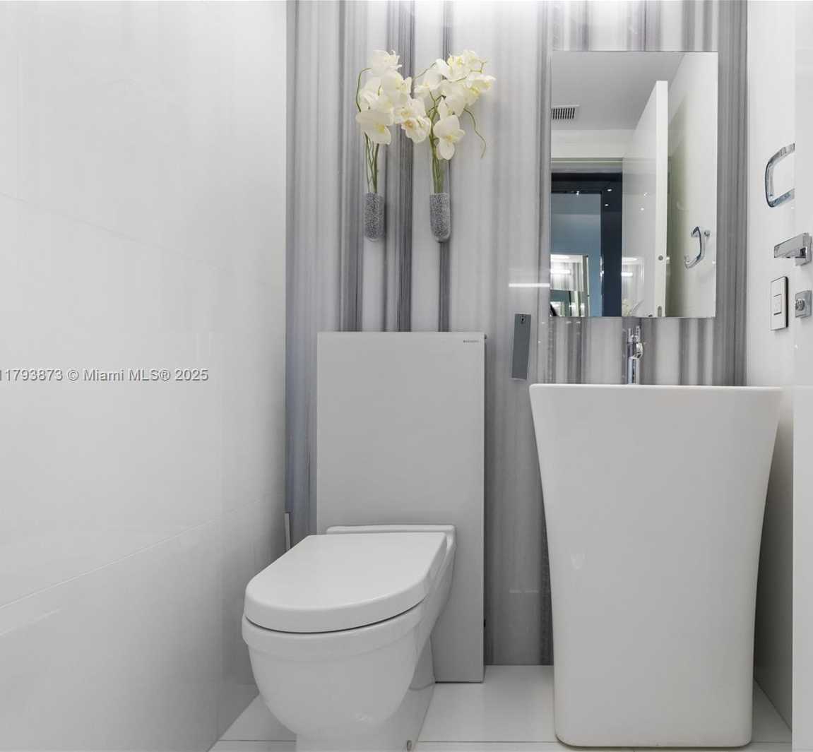 Small Image of 5875 COLLINS AVE #1908, Miami Beach Number 31