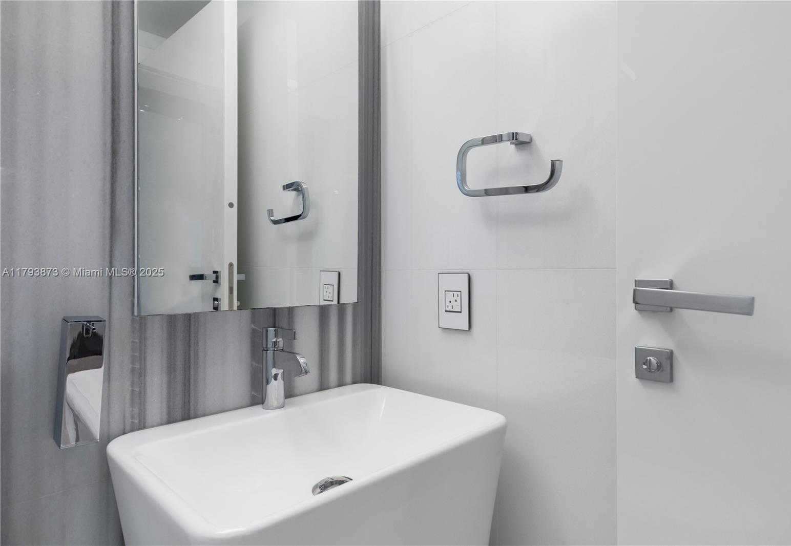 Small Image of 5875 COLLINS AVE #1908, Miami Beach Number 32
