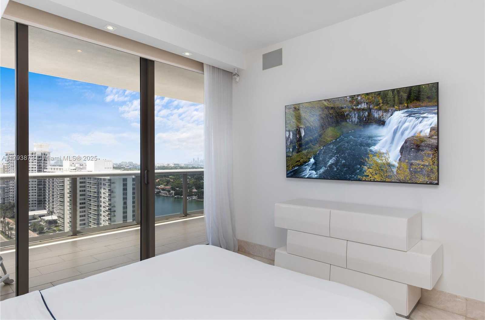 Small Image of 5875 COLLINS AVE #1908, Miami Beach Number 36