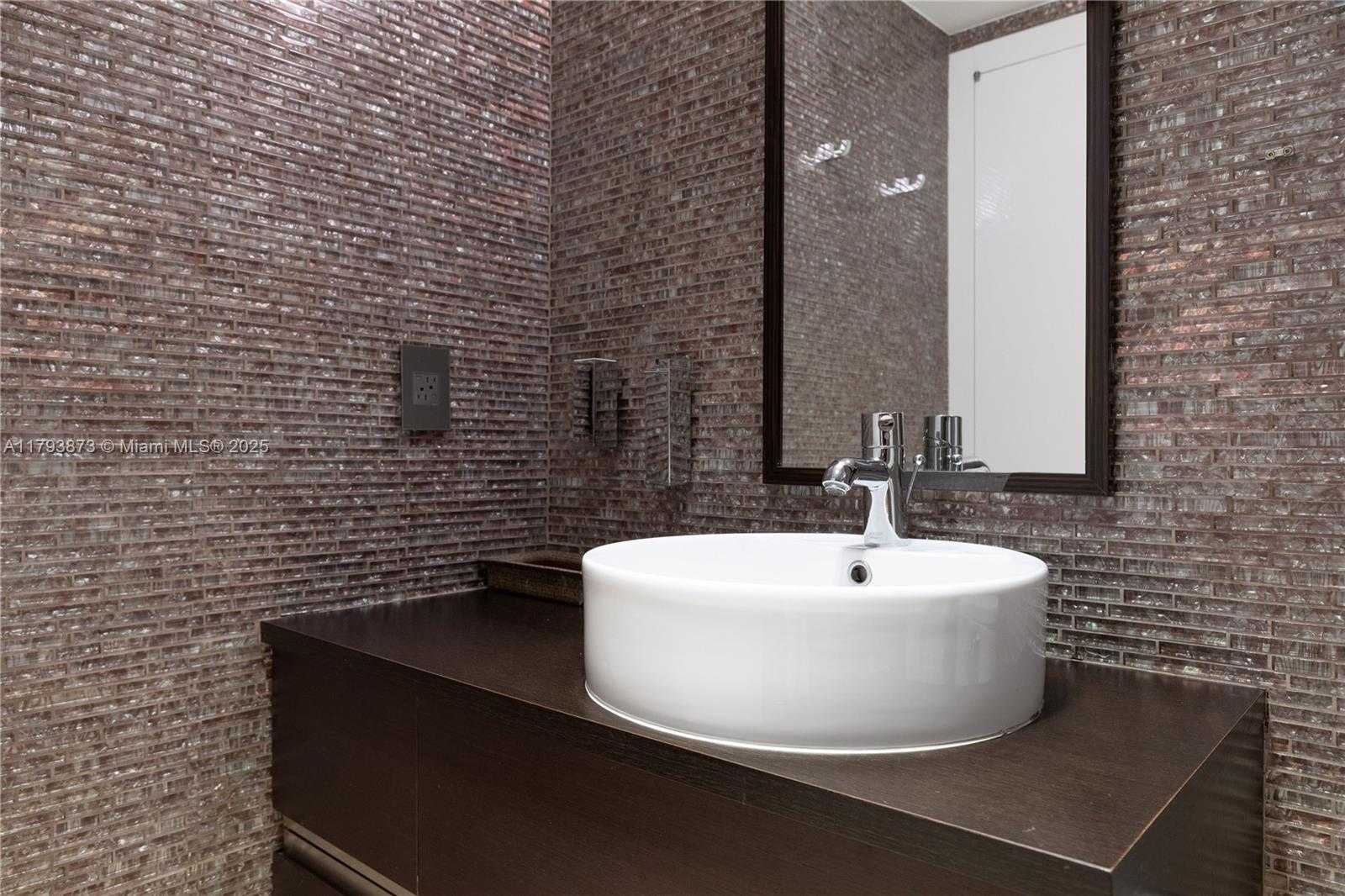 Small Image of 5875 COLLINS AVE #1908, Miami Beach Number 44