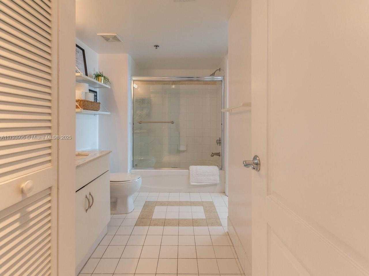 Small Image of 1200 BRICKELL BAY DR #3207, Miami Number 4