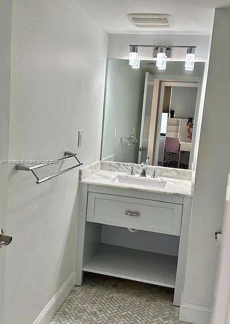 Small Image of 2555 COLLINS AVE #812, Miami Beach Number 16
