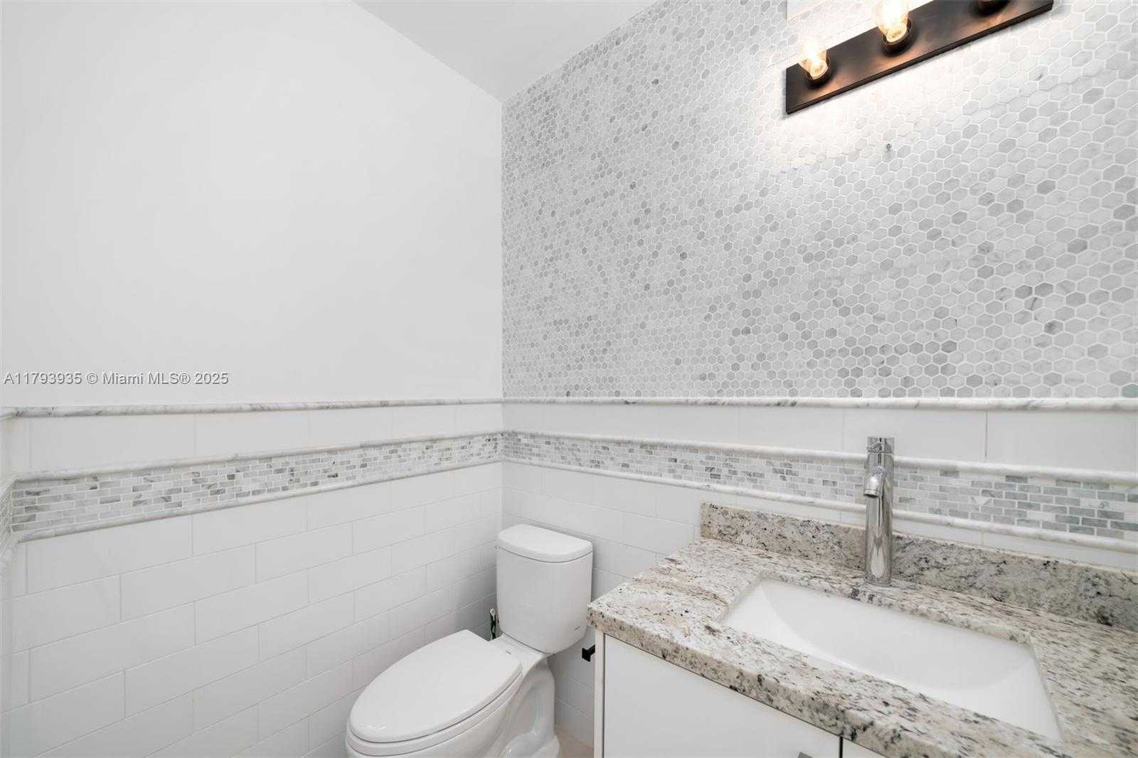 Small Image of 830 RAYMOND ST, Miami Beach Number 12