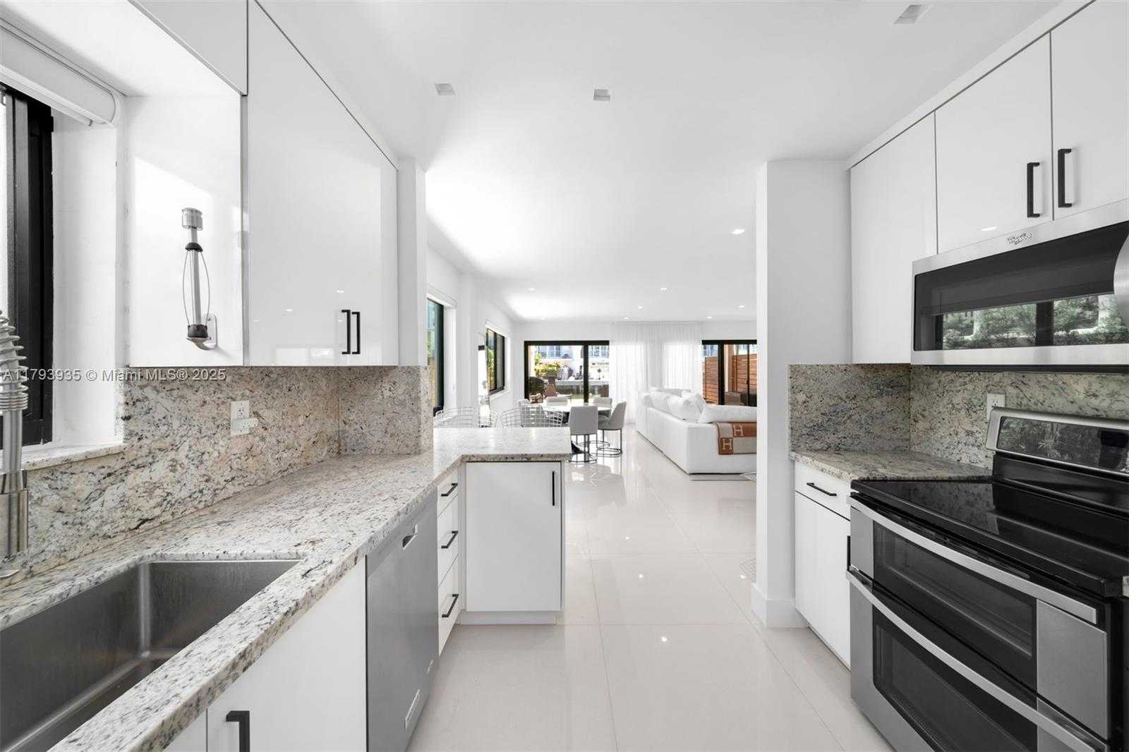 Small Image of 830 RAYMOND ST, Miami Beach Number 18