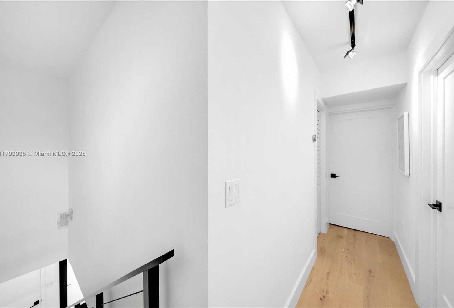 Small Image of 830 RAYMOND ST, Miami Beach Number 21
