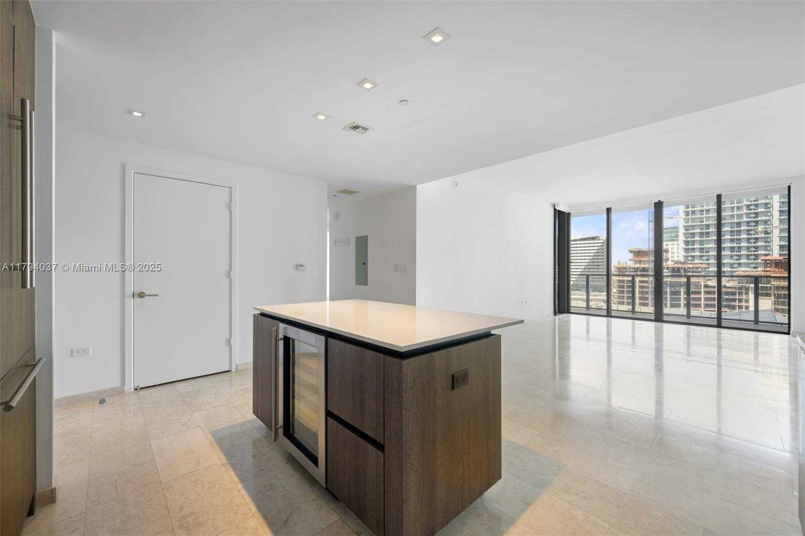 Small Image of 68 SOUTH EAST 6TH ST #910, Miami Number 4