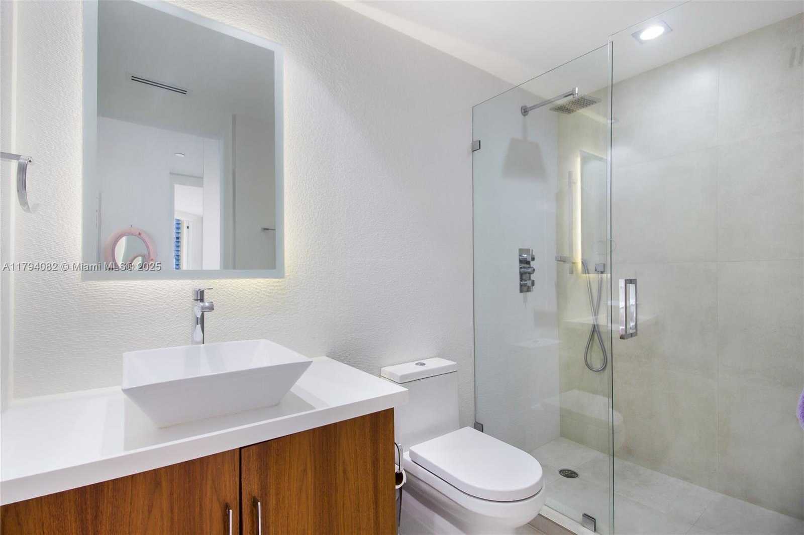 Small Image of 888 BRICKELL KEY DR #712, Miami Number 12