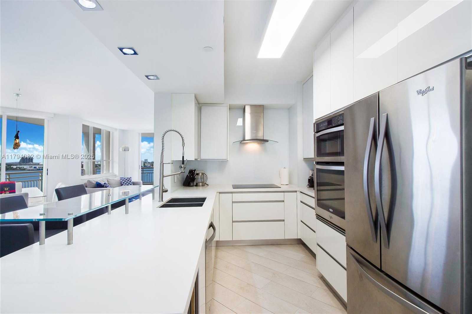 Small Image of 888 BRICKELL KEY DR #712, Miami Number 5