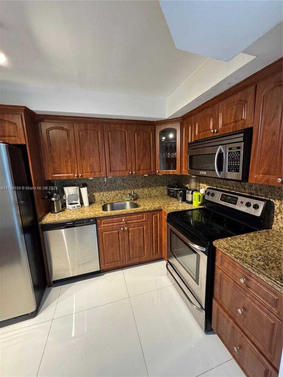 Small Image of 100 BAYVIEW DR #722, Sunny Isles Beach Number 13