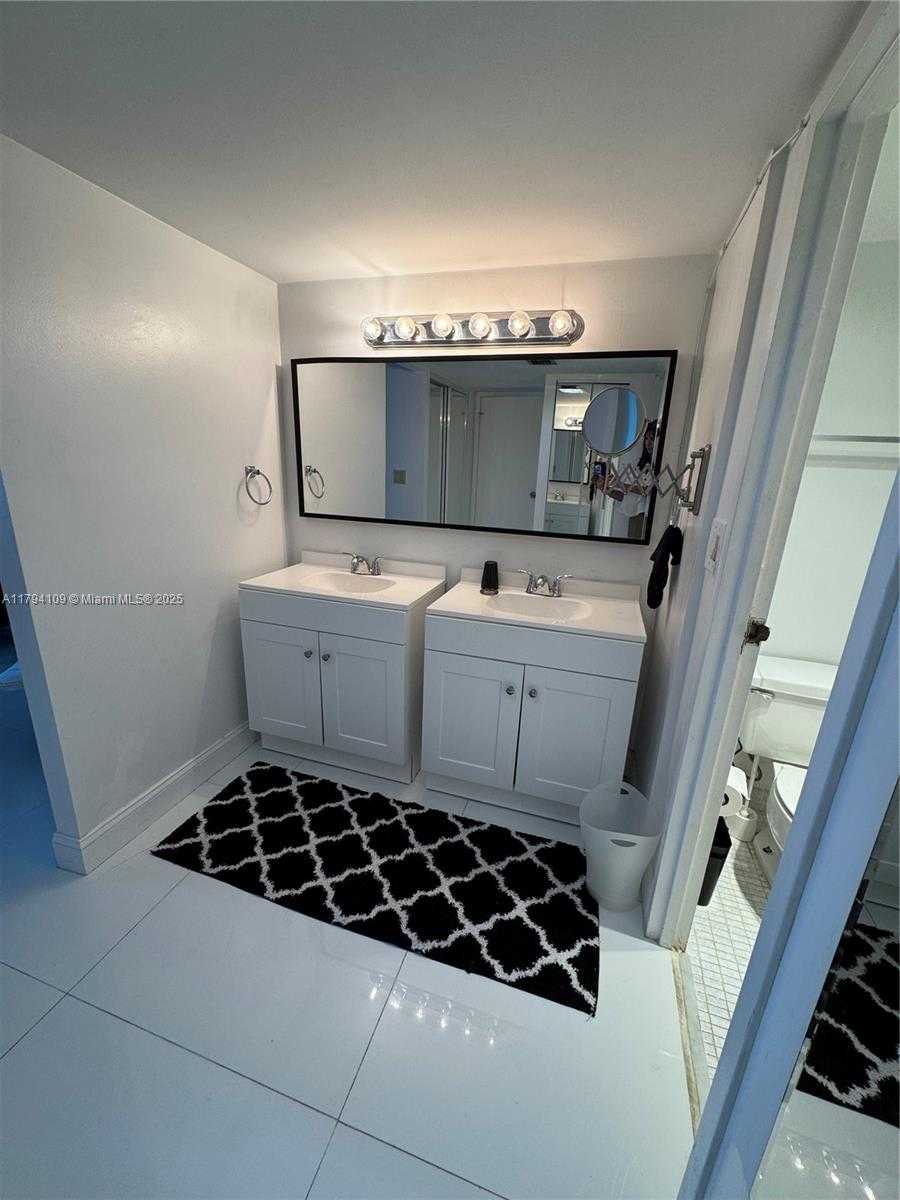 Small Image of 100 BAYVIEW DR #722, Sunny Isles Beach Number 14