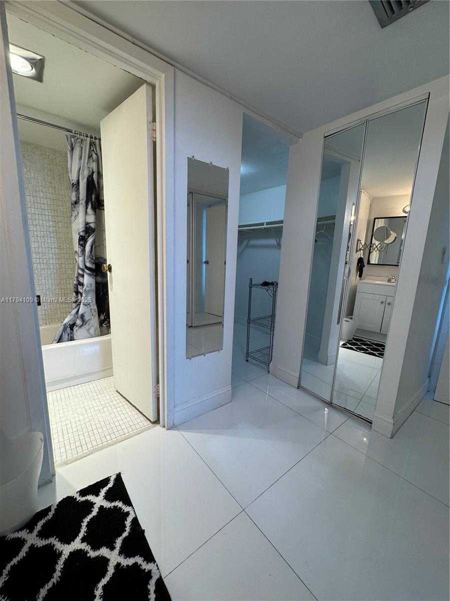 Small Image of 100 BAYVIEW DR #722, Sunny Isles Beach Number 16