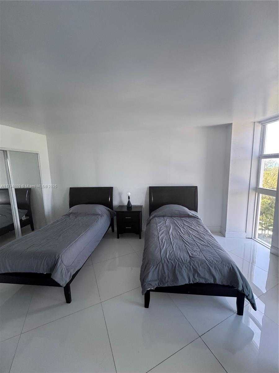 Small Image of 100 BAYVIEW DR #722, Sunny Isles Beach Number 19