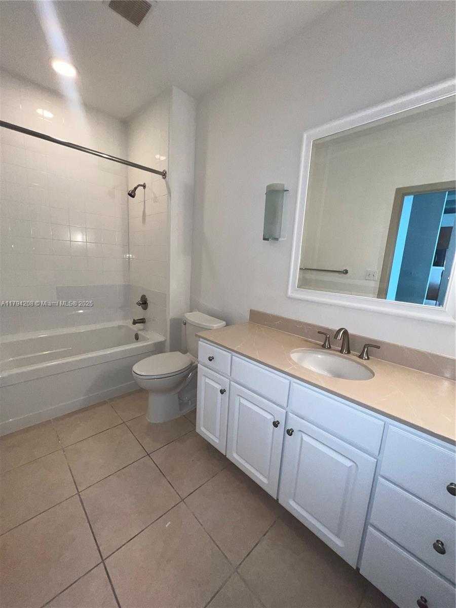 Small Image of 2001 BISCAYNE BLVD #2411, Miami Number 16