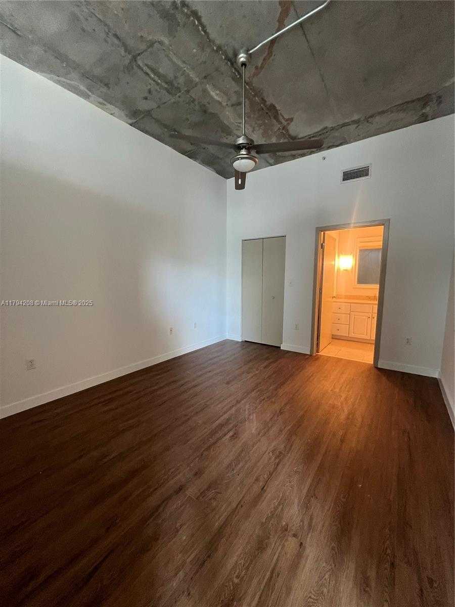 Small Image of 2001 BISCAYNE BLVD #2411, Miami Number 17