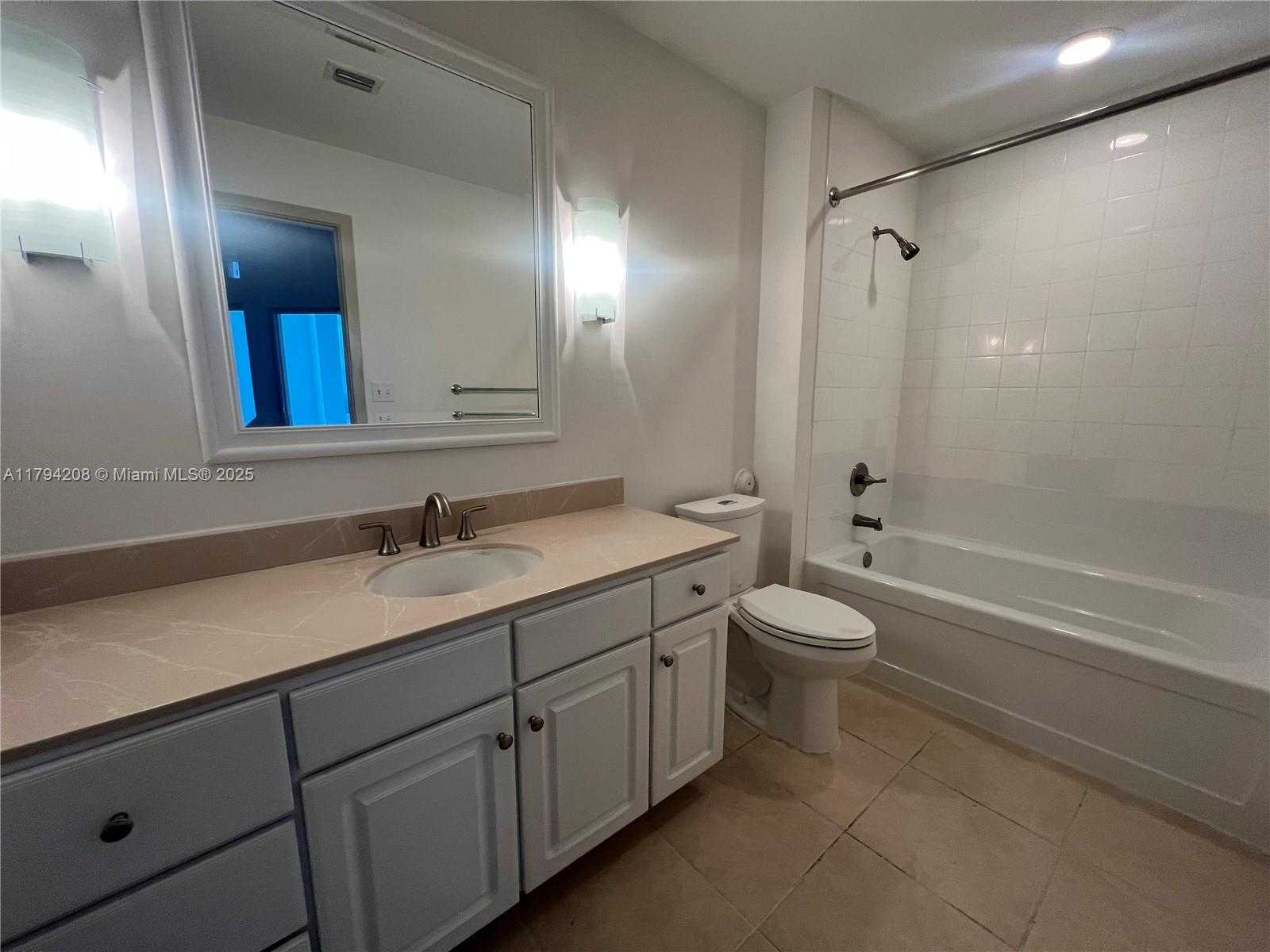 Small Image of 2001 BISCAYNE BLVD #2411, Miami Number 4