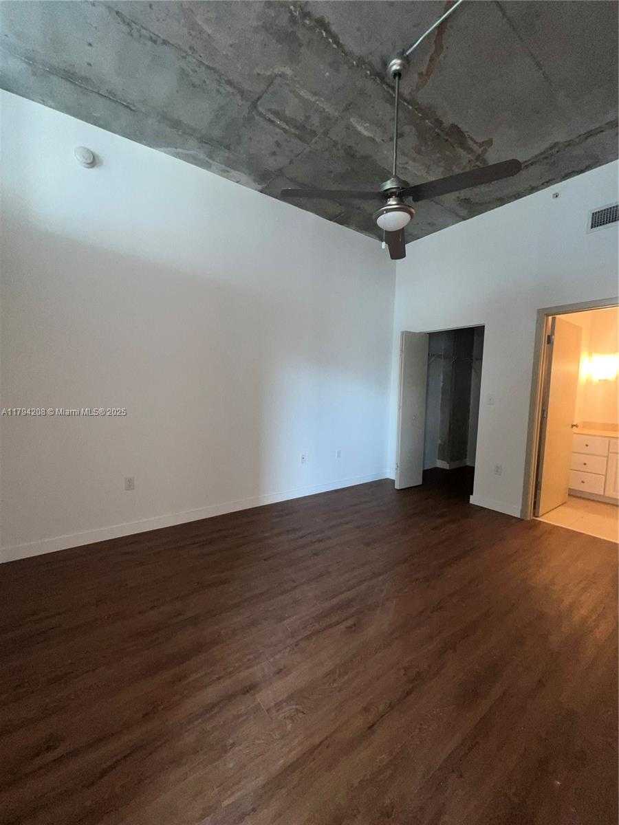 Small Image of 2001 BISCAYNE BLVD #2411, Miami Number 5