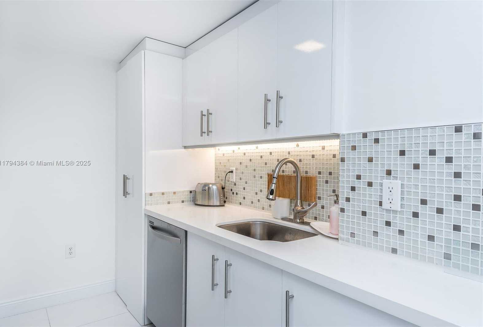 Small Image of 10275 COLLINS AVE #706, Bal Harbour Number 25