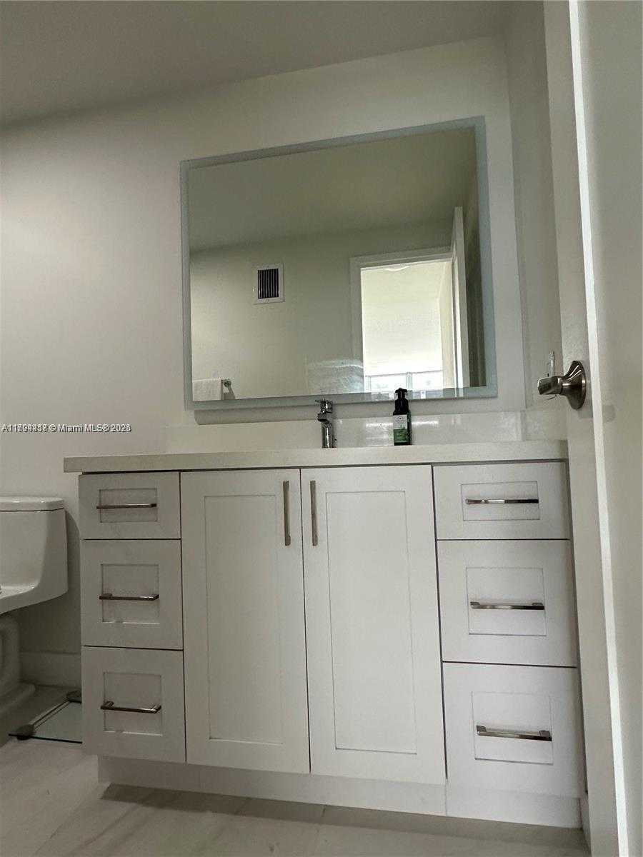 Small Image of 5825 COLLINS AVE #11E, Miami Beach Number 22