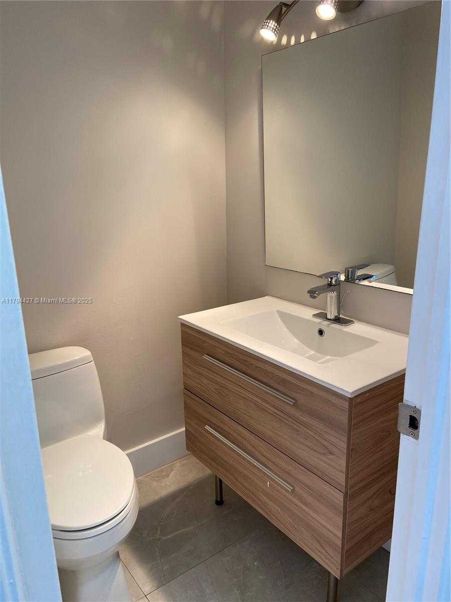 Small Image of 500 BAYVIEW DR #1727, Sunny Isles Beach Number 12