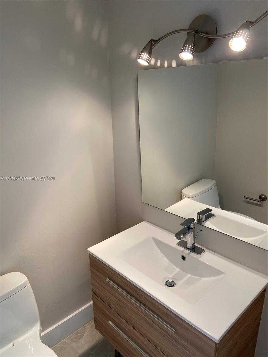 Small Image of 500 BAYVIEW DR #1727, Sunny Isles Beach Number 13