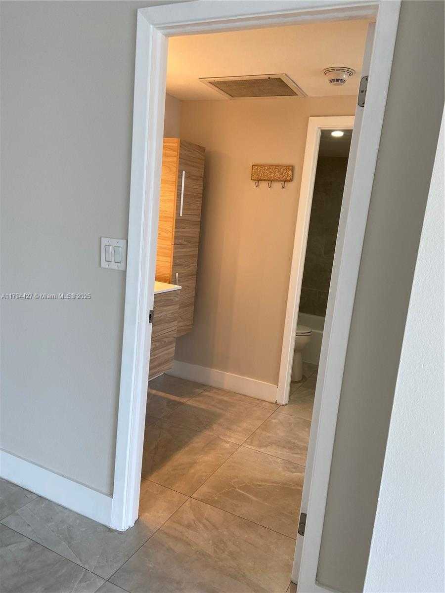 Small Image of 500 BAYVIEW DR #1727, Sunny Isles Beach Number 14