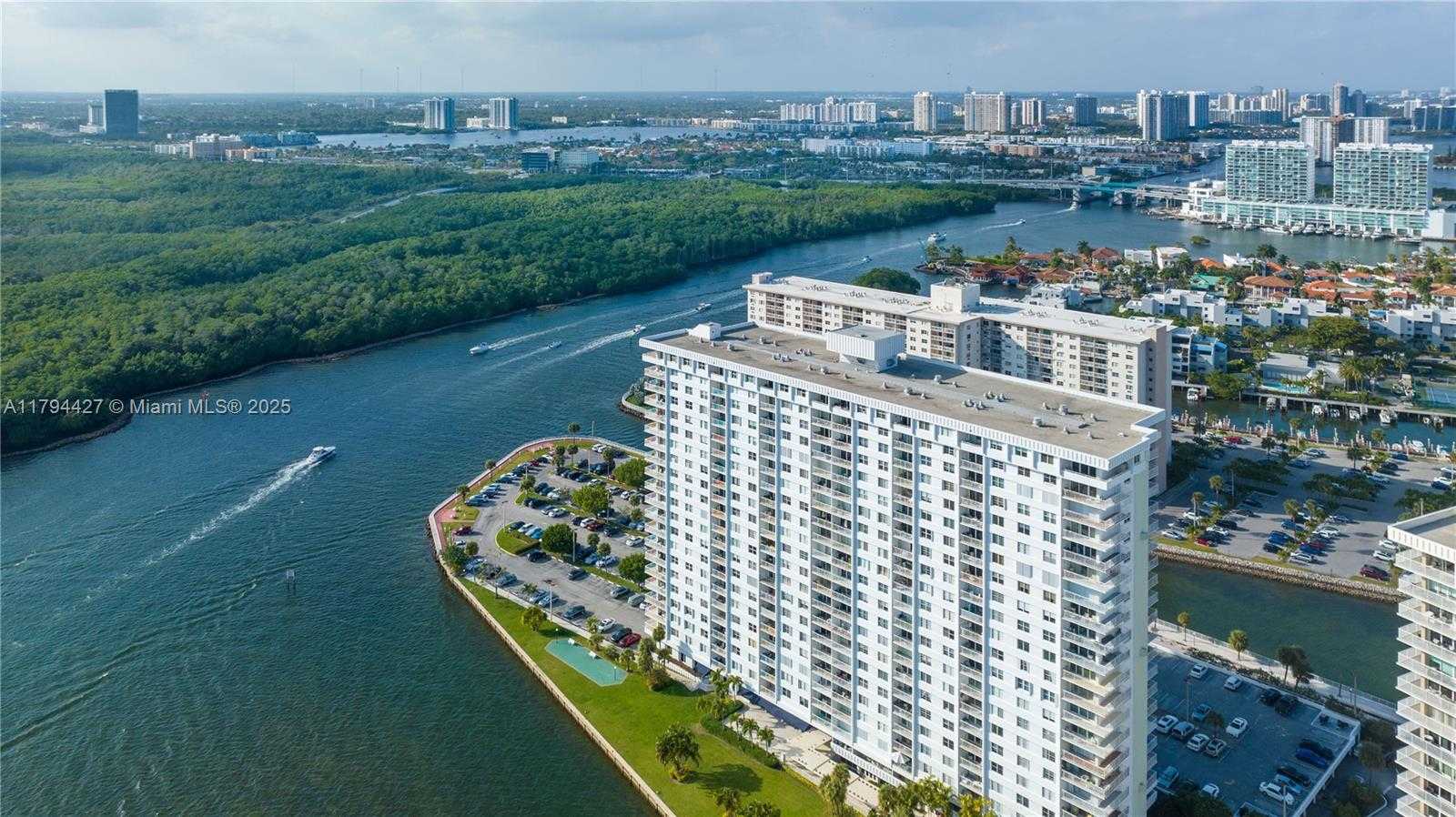 Small Image of 500 BAYVIEW DR #1727, Sunny Isles Beach Number 2