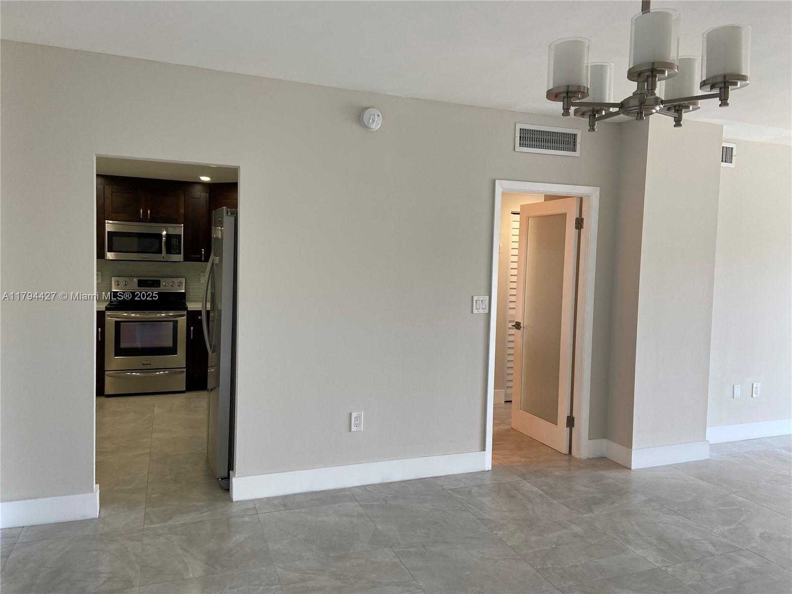 Small Image of 500 BAYVIEW DR #1727, Sunny Isles Beach Number 4