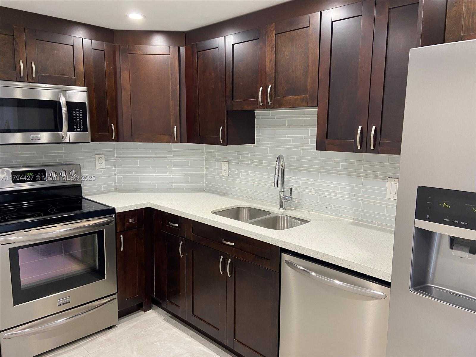 Small Image of 500 BAYVIEW DR #1727, Sunny Isles Beach Number 6