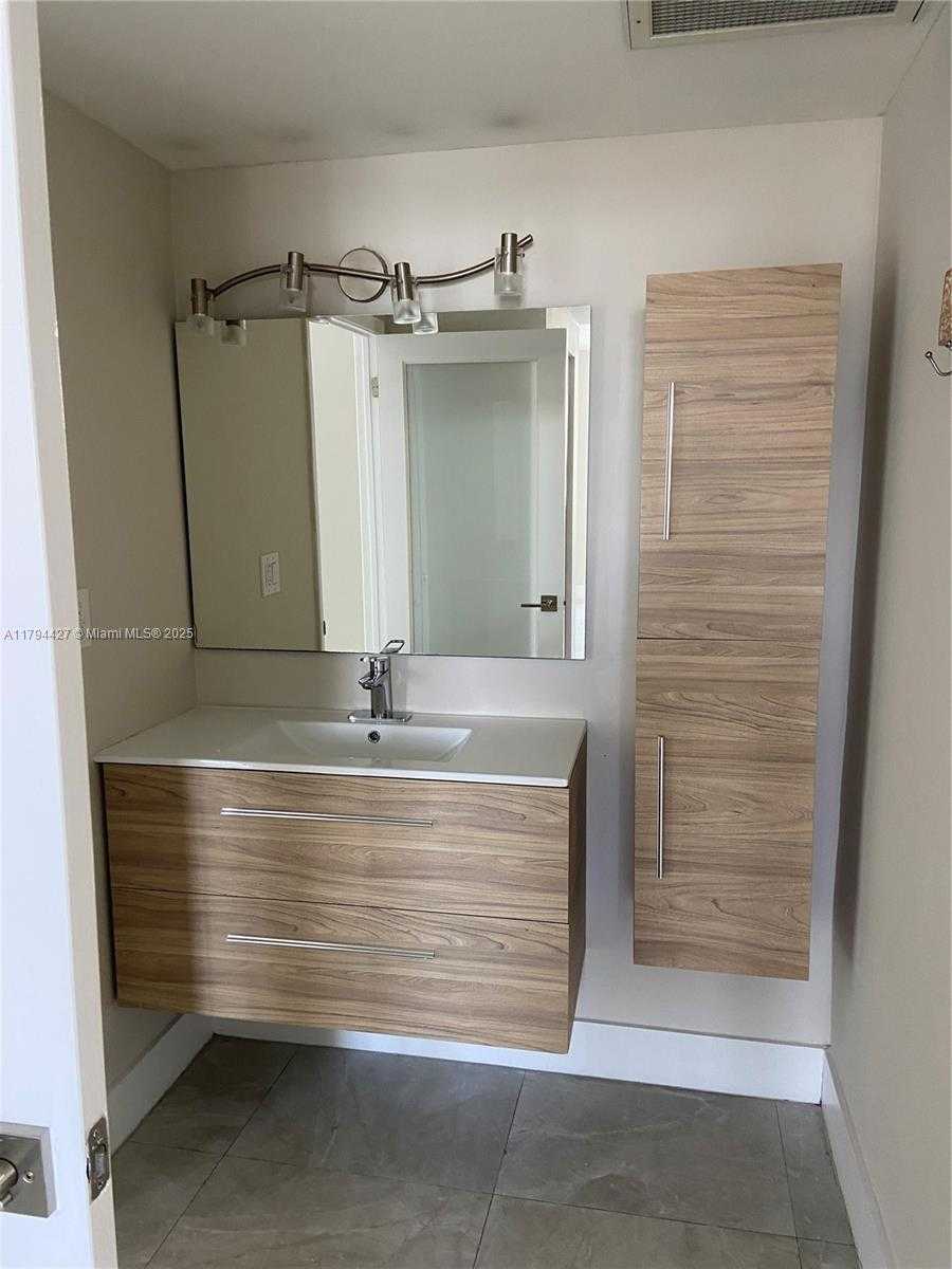 Small Image of 500 BAYVIEW DR #1727, Sunny Isles Beach Number 8