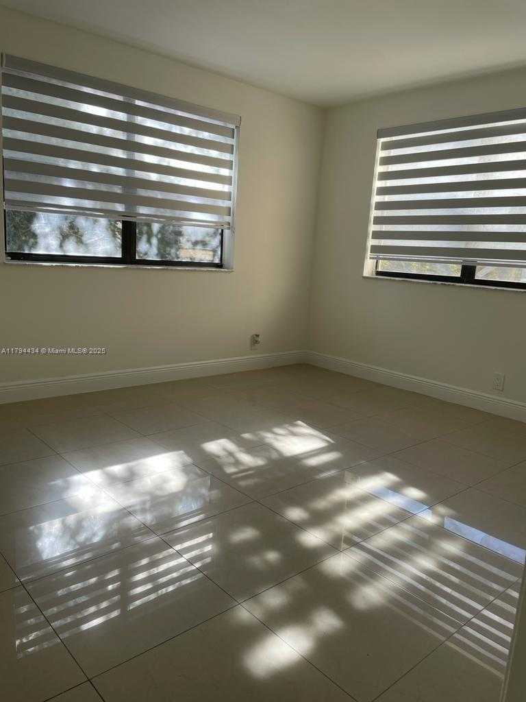 Small Image of 8120 GENEVA CT #355, Doral Number 11