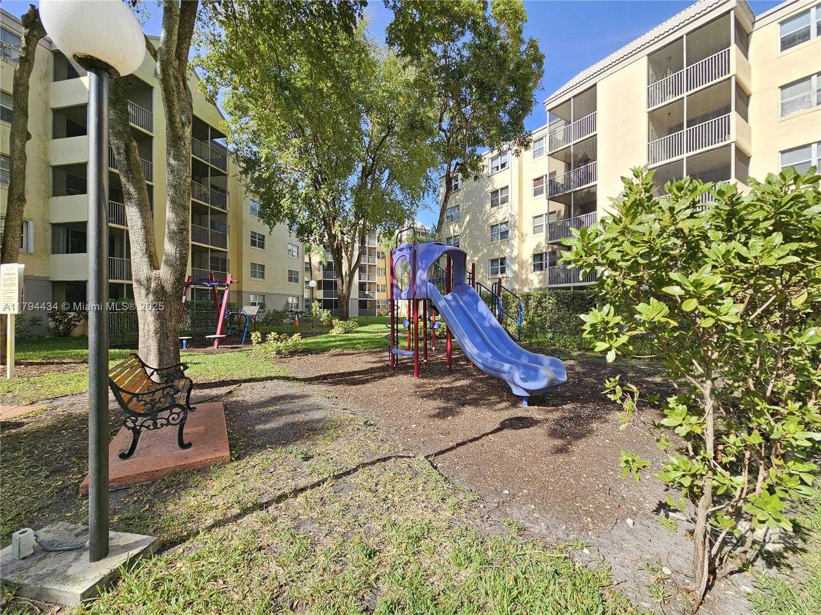 Small Image of 8120 GENEVA CT #355, Doral Number 19