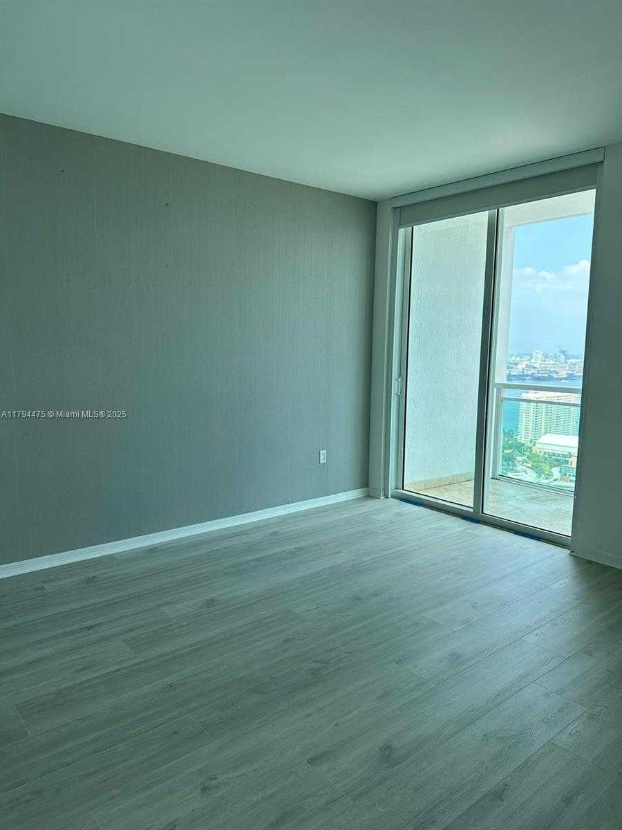 Small Image of 951 Brickell Ave, Miami, FL 33131, USA Number 4