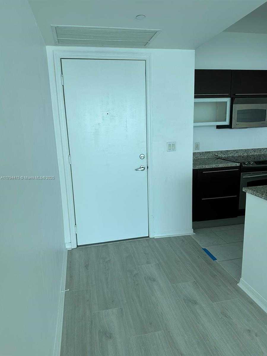 Small Image of 951 Brickell Ave, Miami, FL 33131, USA Number 6