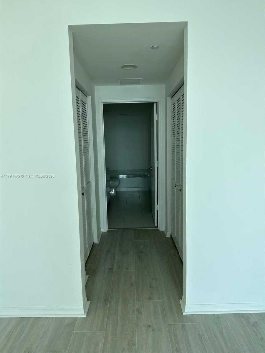 Small Image of 951 Brickell Ave, Miami, FL 33131, USA Number 8