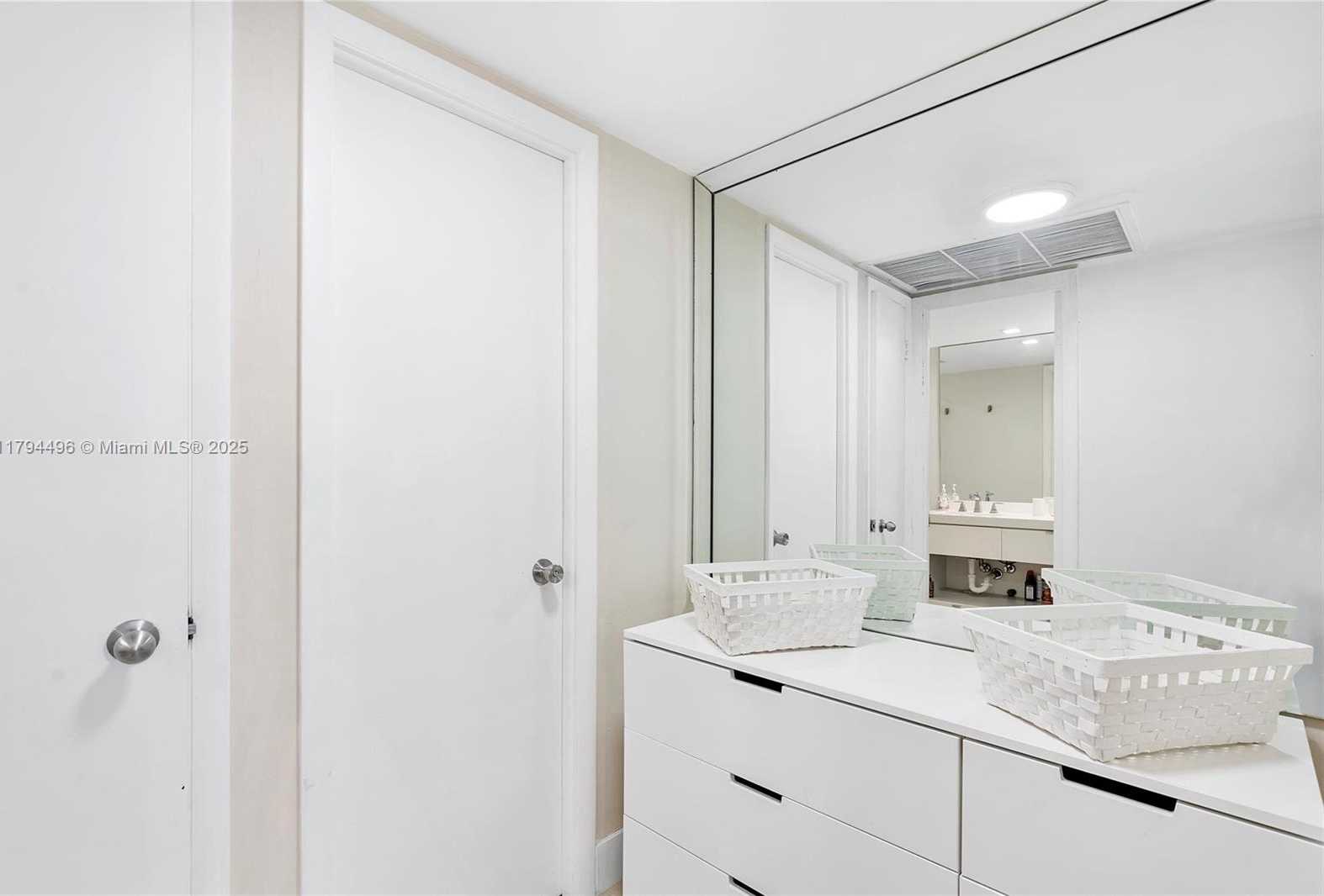 Small Image of 5555 COLLINS AVE #4B, Miami Beach Number 21