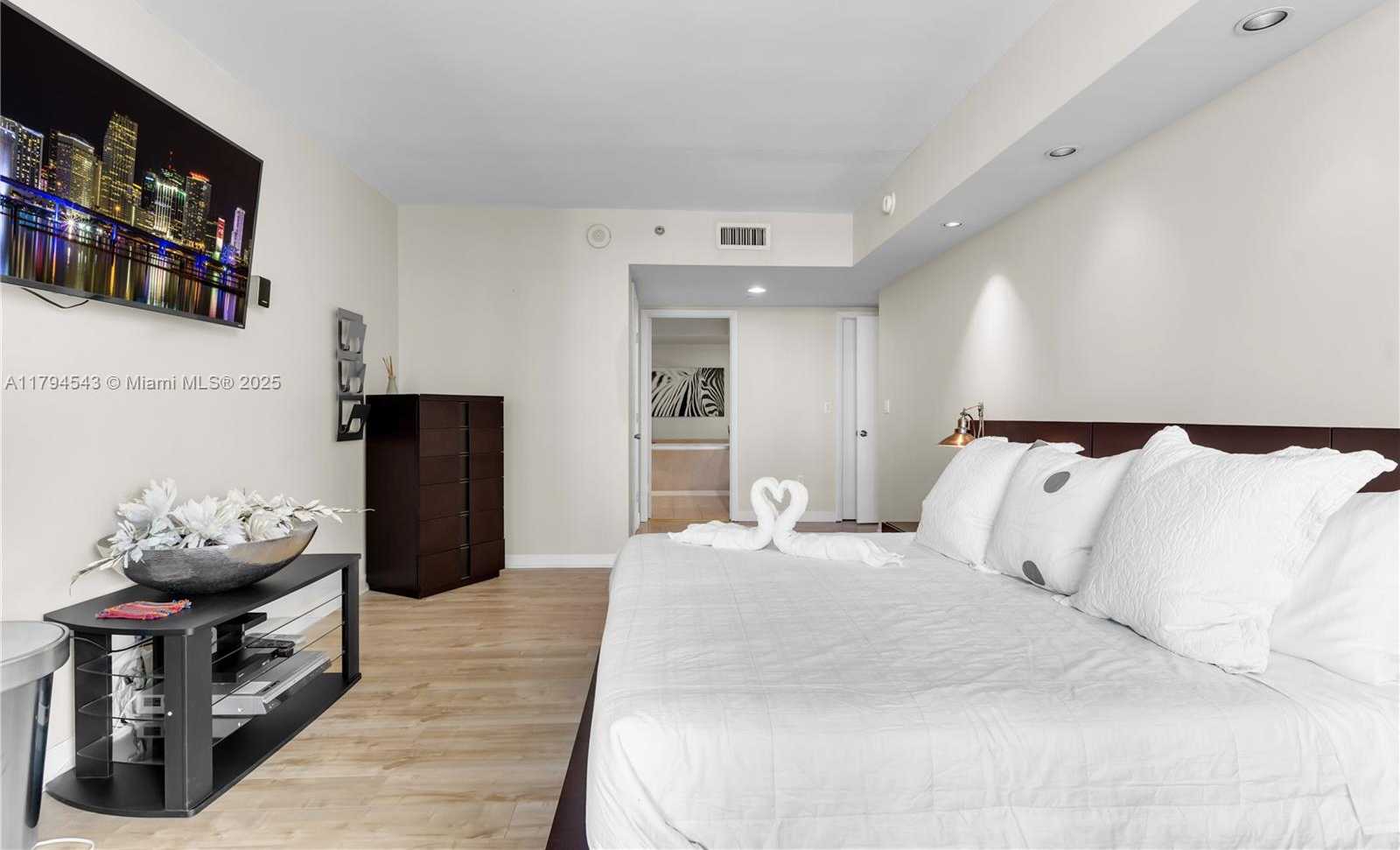Small Image of 1830 SOUTH OCEAN DR #2608, Hallandale Beach Number 30