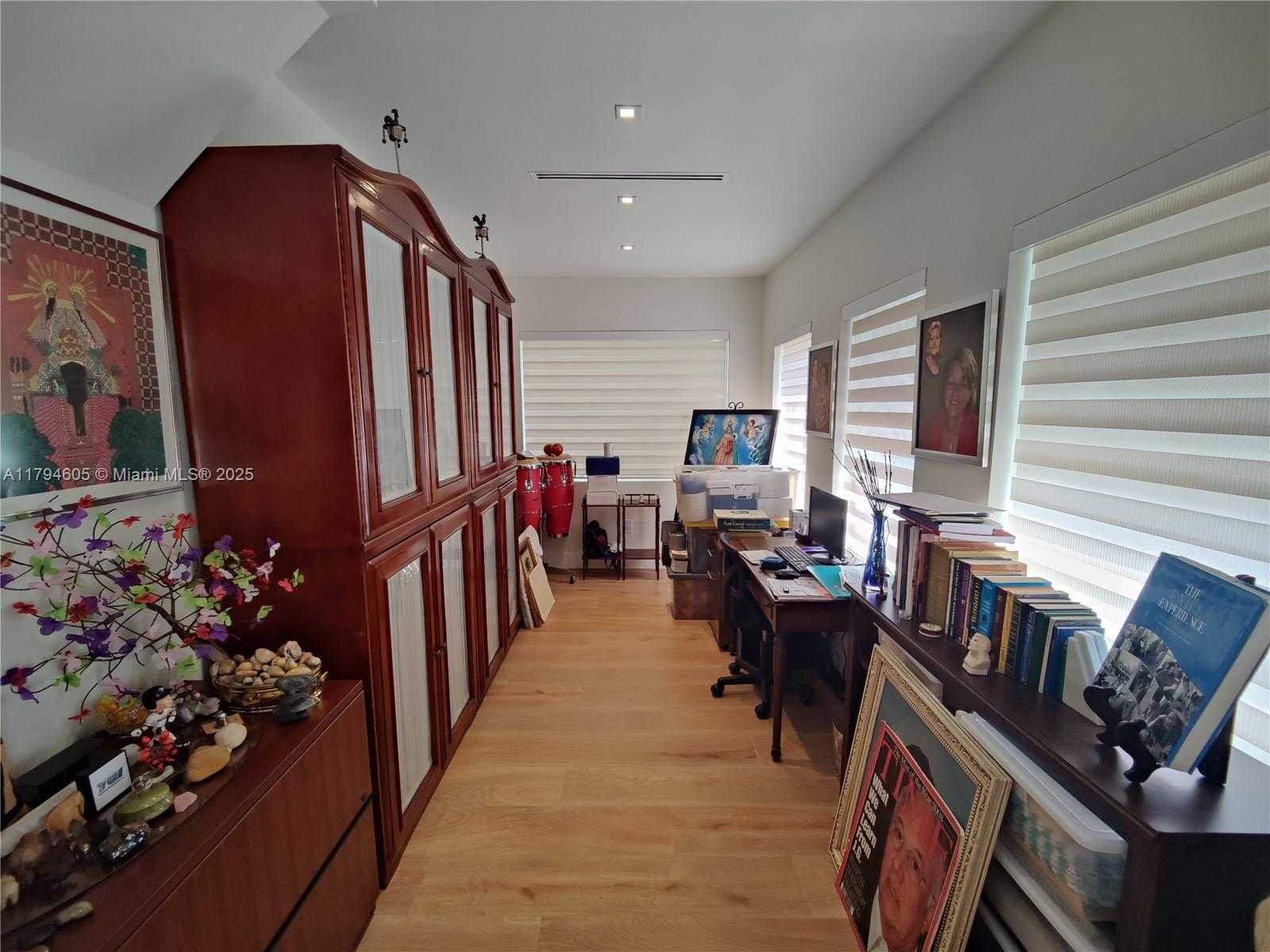 Small Image of 1823 SOUTH BAYSHORE LN, Miami Number 11