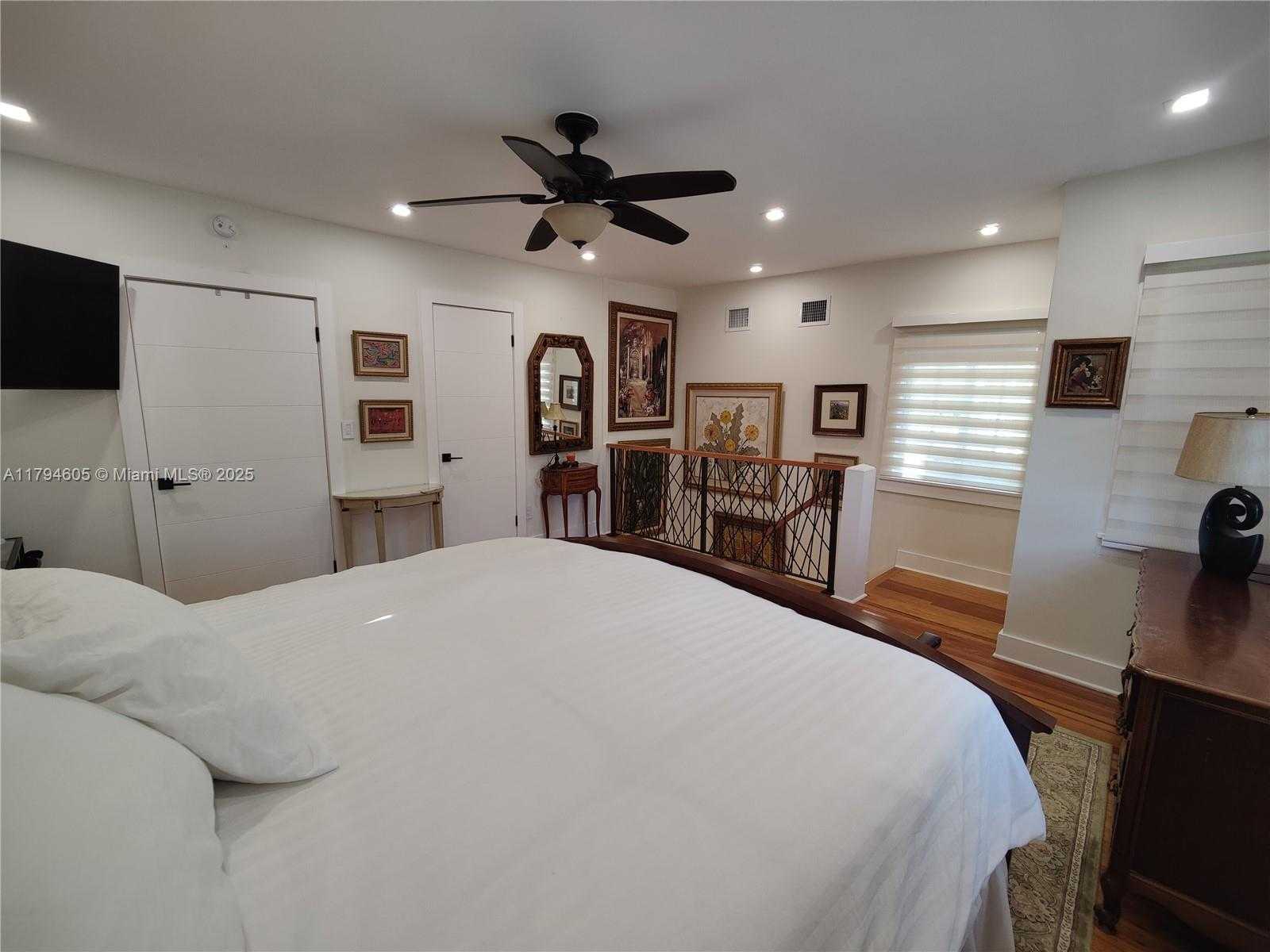 Small Image of 1823 SOUTH BAYSHORE LN, Miami Number 17