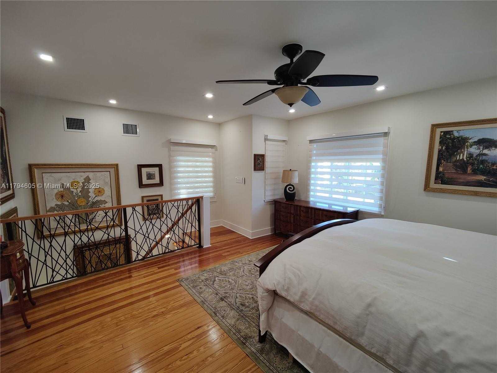 Small Image of 1823 SOUTH BAYSHORE LN, Miami Number 18