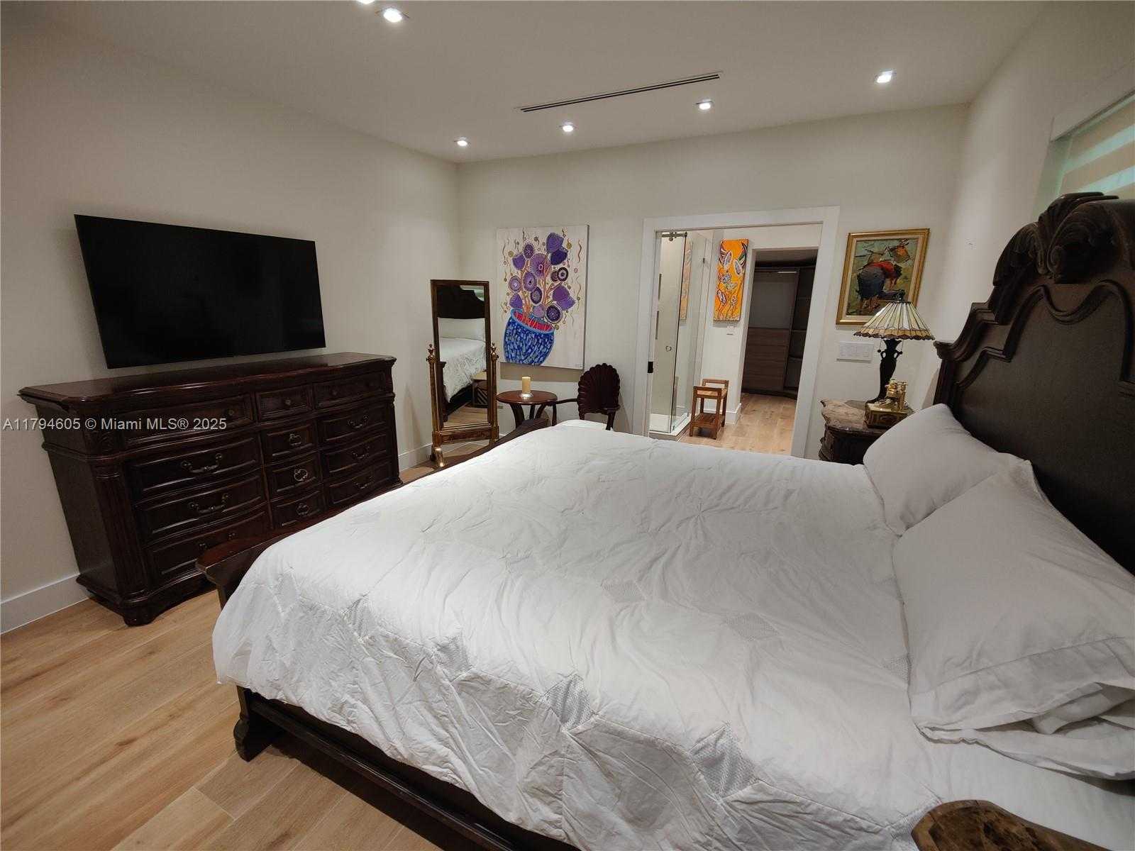 Small Image of 1823 SOUTH BAYSHORE LN, Miami Number 21