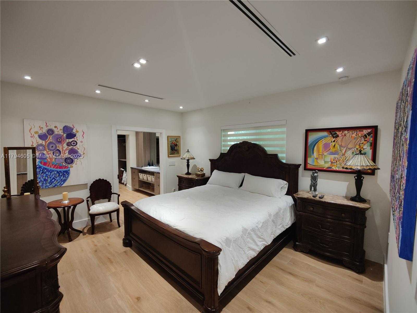 Small Image of 1823 SOUTH BAYSHORE LN, Miami Number 22