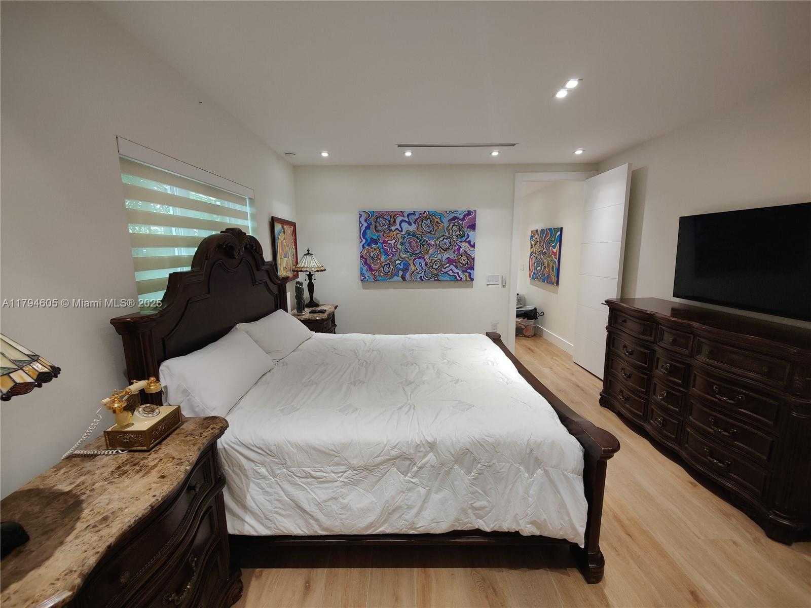 Small Image of 1823 SOUTH BAYSHORE LN, Miami Number 25