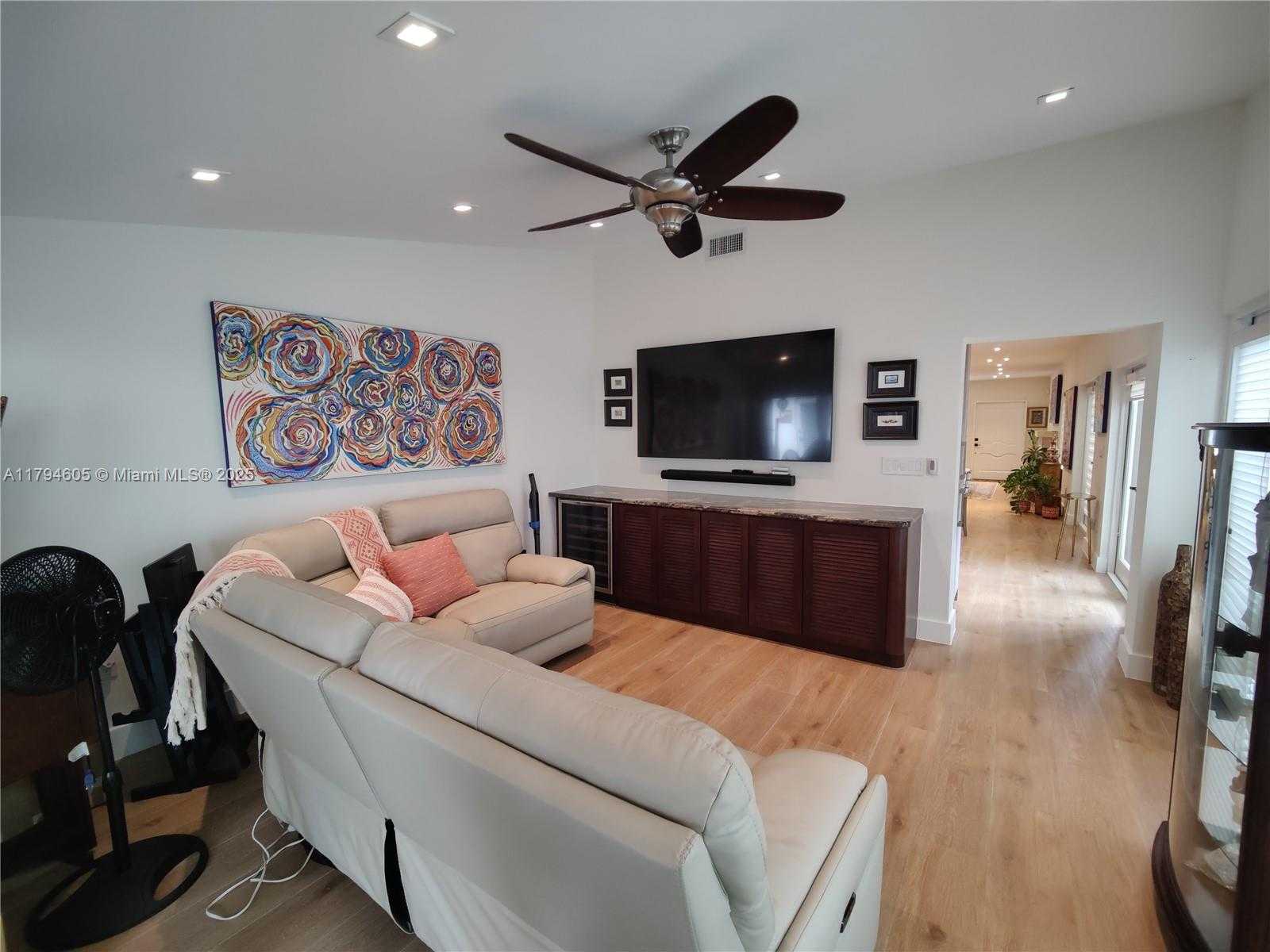 Small Image of 1823 SOUTH BAYSHORE LN, Miami Number 28
