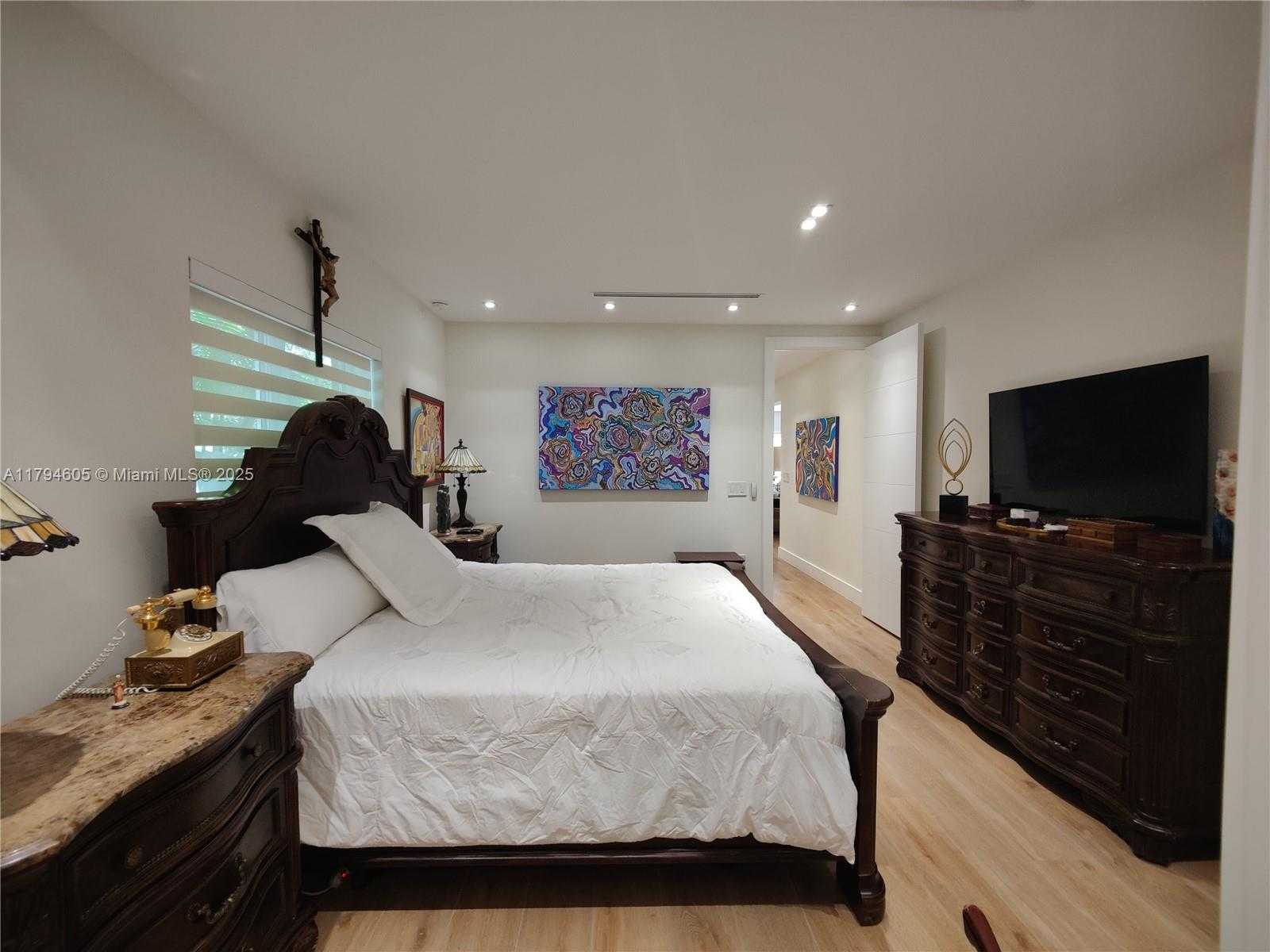 Small Image of 1823 SOUTH BAYSHORE LN, Miami Number 32