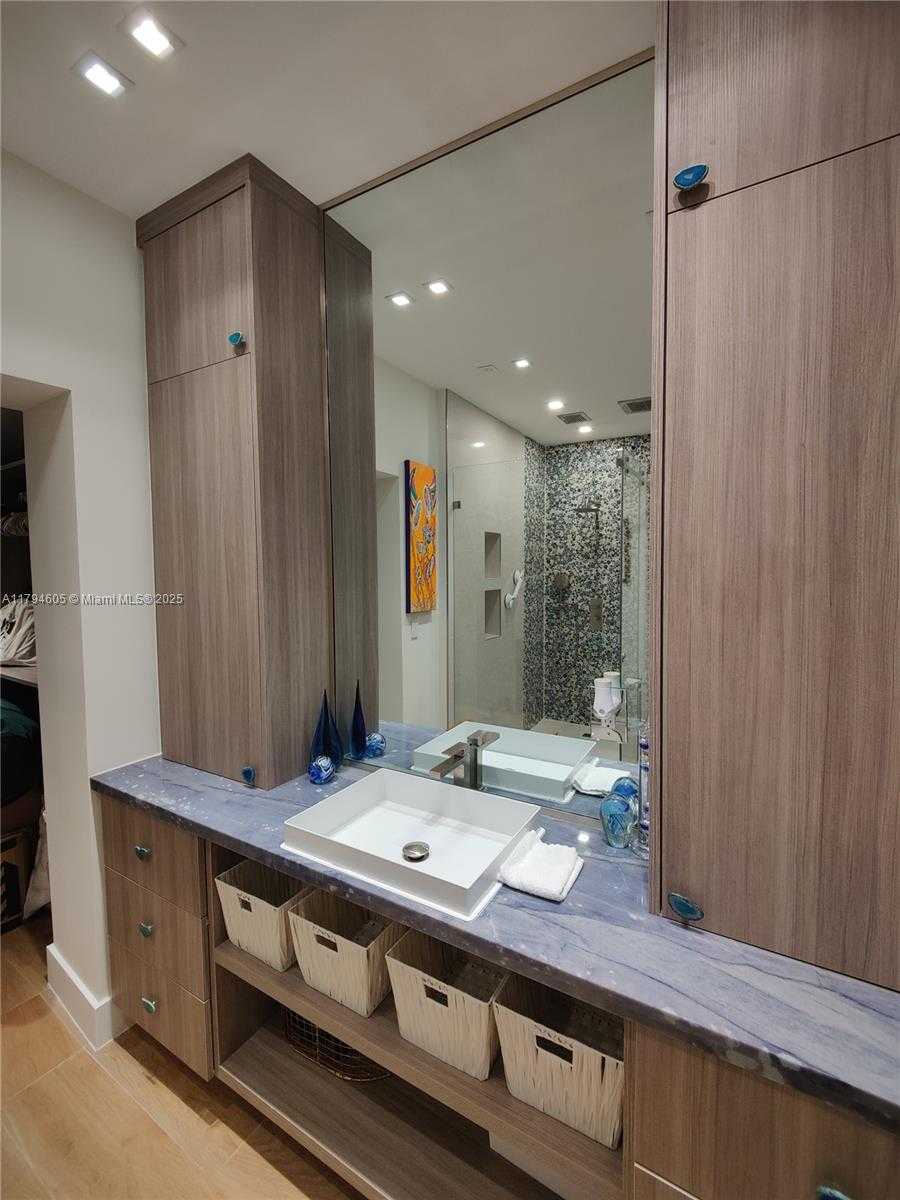 Small Image of 1823 SOUTH BAYSHORE LN, Miami Number 33