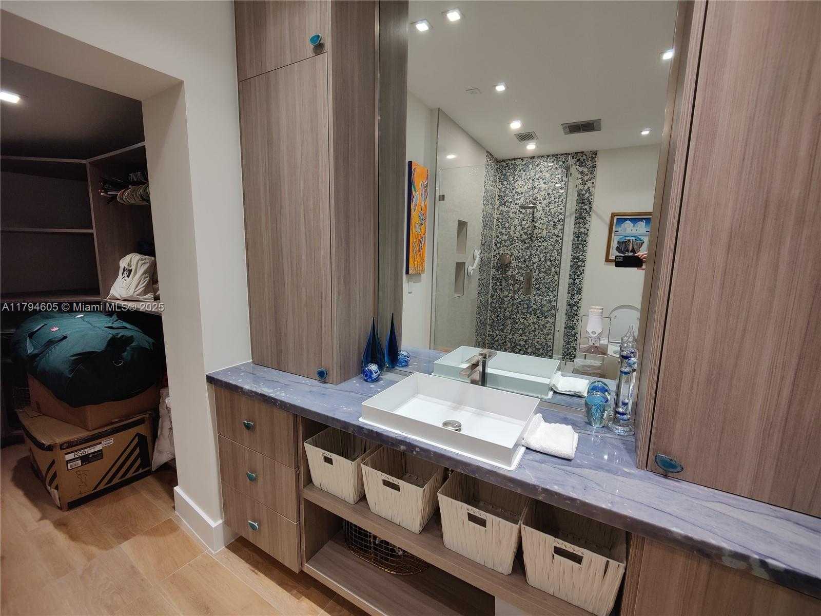 Small Image of 1823 SOUTH BAYSHORE LN, Miami Number 34